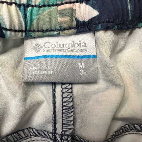 Columbia Floral Women's Shorts, size M - Picture 2 of 4